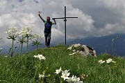 67 Fioriture di anemone narcissino alla croce di vetta della Corna Grande (2089 m)